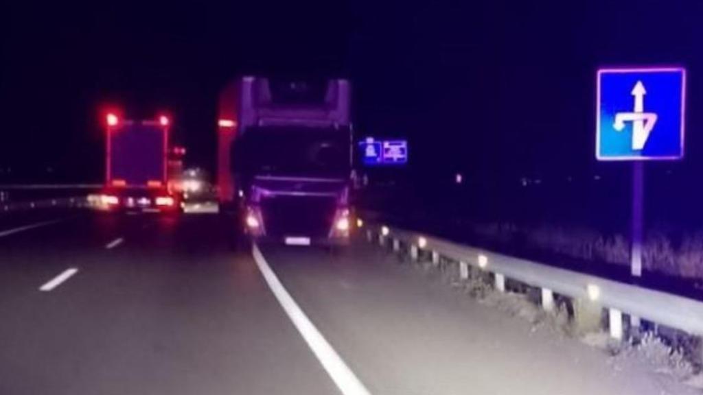 Momento en el que la Guardia Civil dio el alto al conductor del camión