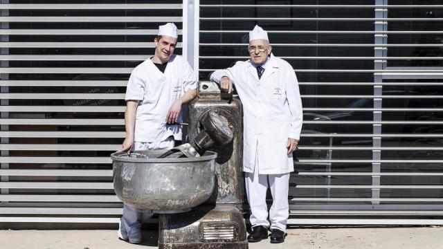Manuel Segura junto a su hijo en el obrador.
