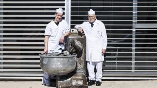 Padre e hijo en el obrador de Manuel Segura.