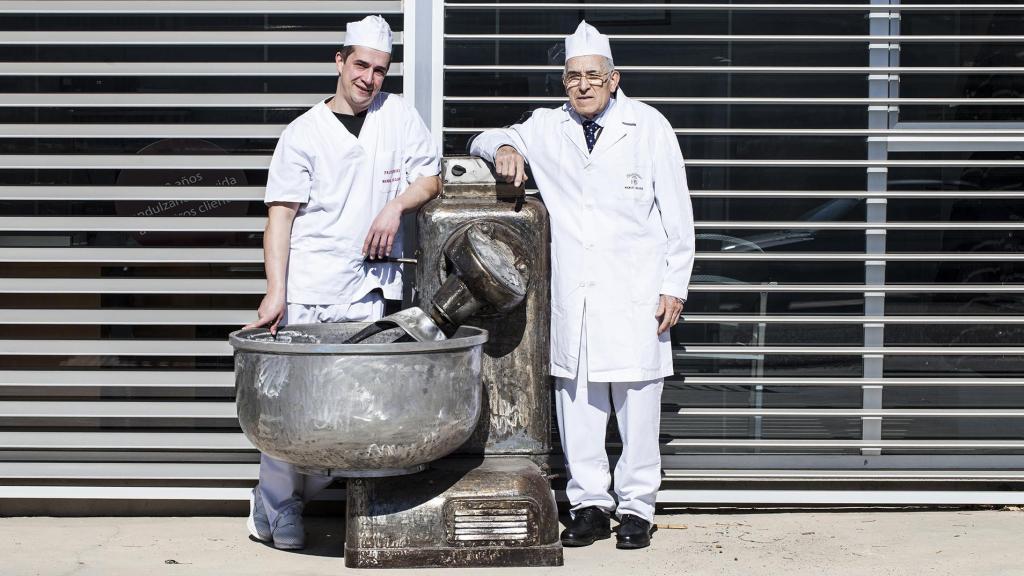 Padre e hijo en el obrador de Manuel Segura.