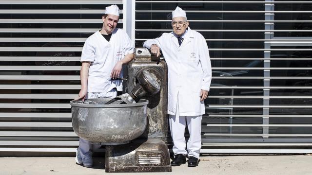 Padre e hijo en el obrador de Manuel Segura.