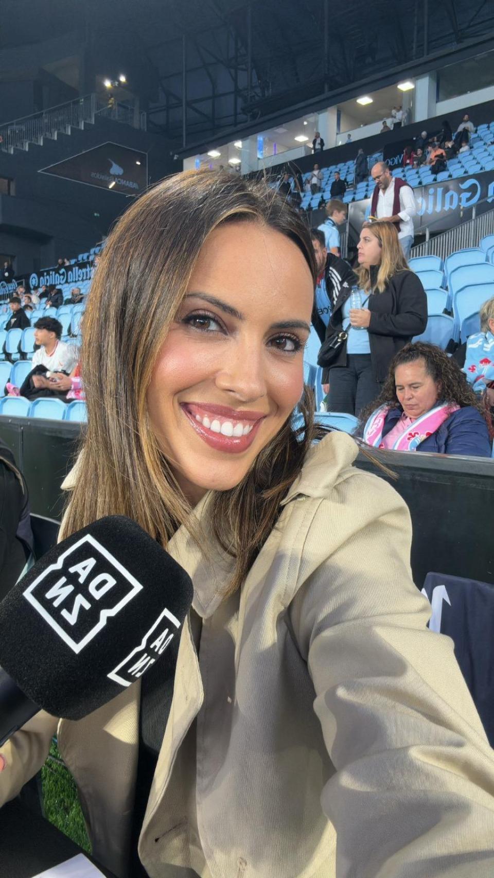 Sandra Díaz con el micrófono de DAZN.