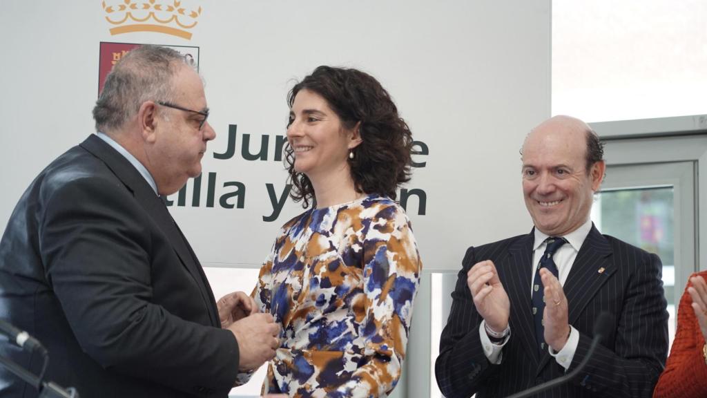 El consejero de Sanidad, Alejandro Vázquez, durante la toma de posesión de la nueva directora general de Salud Pública de la Junta, Cristina Granda