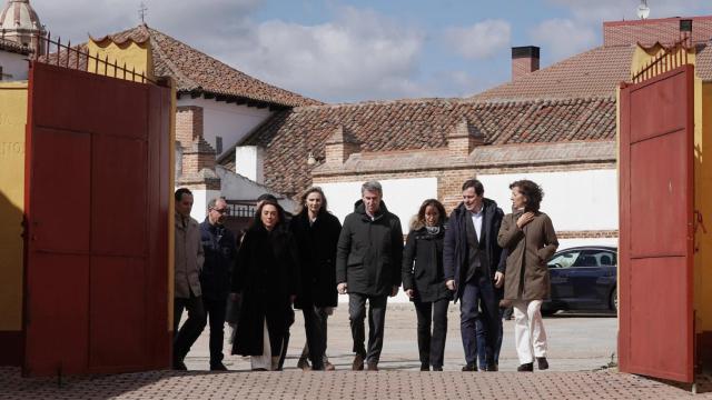 El presidente del Partido Popular, Alberto Núñez Feijóo, y el presidente de la Junta de Castilla y León y del PP regional, Alfonso Fernández Mañueco, visitan las Bodegas Hijos de Alberto Gutiérrez, en Serrada (Valladolid).