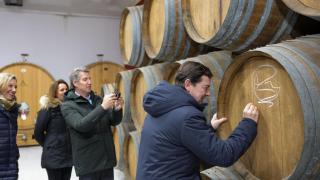 Mañueco firma una barrica en una bodega de Serrada junto a Feijóo