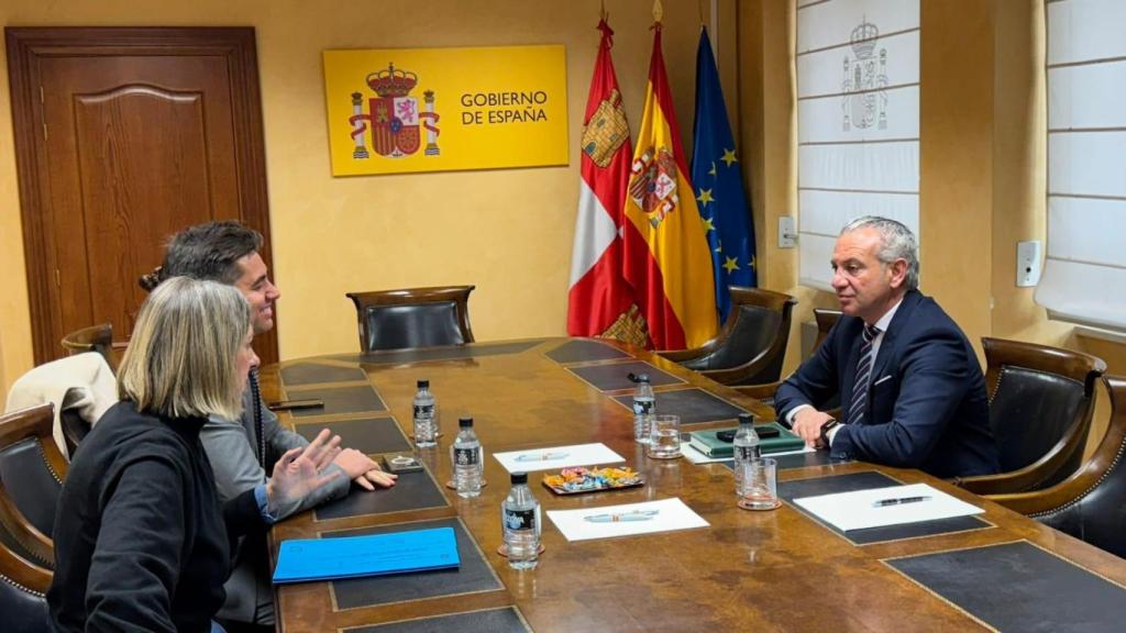 El alcalde de Candeleda, Carlos Montesino; y el delegado del Gobierno en Castilla y León, Nicanor Sen, durante la reunión