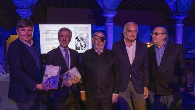 El exalcalde de Ávila, Agustín Díaz de Mera, presetó su libro 'Memorias intencionadamente incompletas de un político de provincias', en un acto público en el que intervinieron el exministro del Interior, Ángel Acebes, el vicesecretario de Asuntos Institucionales e Internacionales del PP y eurodiputado, Esteban González Pons, el exministro de Trabajo, Manuel Pimentel, y el poeta José María Muñoz Quirós