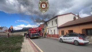 Imagen del incendio en la calle Laciana de León