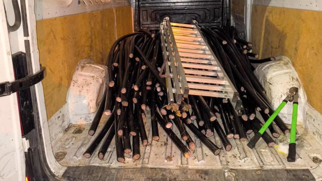 Cobre recuperado en el interior de uno de los vehículos intervenidos