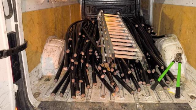 Cobre recuperado en el interior de uno de los vehículos intervenidos