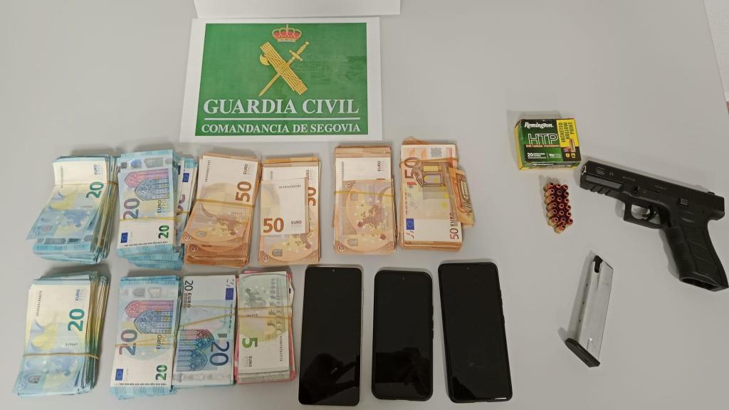 La pistola y el dinero que han incautado a un hombre en Segovia
