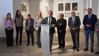 La delegada territorial de Valladolid, Raquel Alonso; la concejala de Turismo, Eventos y Marca Ciudad, Blanca Jiménez; la concejala de Educación y Cultura, Irene Carvajal; el director del Archivo Municipal, Eduardo Pedruelo; el arzobispo de Valladolid, Luis Argüello; el alcalde, Jesús Julio Carnero; y el vicepresidente de la Diputación de Valladolid, Víctor Alonso