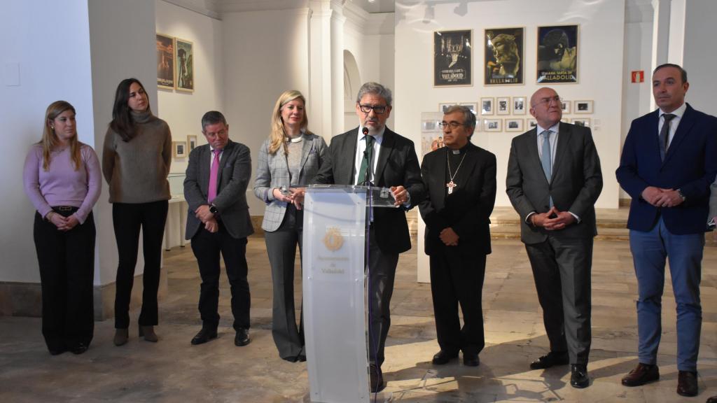 La delegada territorial de Valladolid, Raquel Alonso; la concejala de Turismo, Eventos y Marca Ciudad, Blanca Jiménez; la concejala de Educación y Cultura, Irene Carvajal; el director del Archivo Municipal, Eduardo Pedruelo; el arzobispo de Valladolid, Luis Argüello; el alcalde, Jesús Julio Carnero; y el vicepresidente de la Diputación de Valladolid, Víctor Alonso
