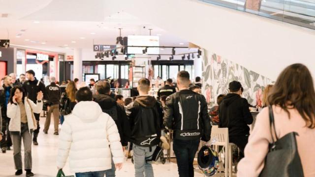 Varias personas comprando en el centro comercial Vallsur