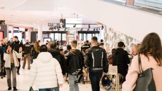 Varias personas comprando en el centro comercial Vallsur