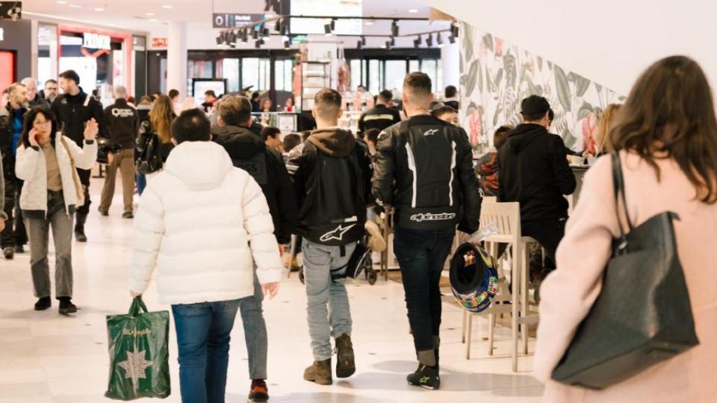 Varias personas comprando en el centro comercial Vallsur