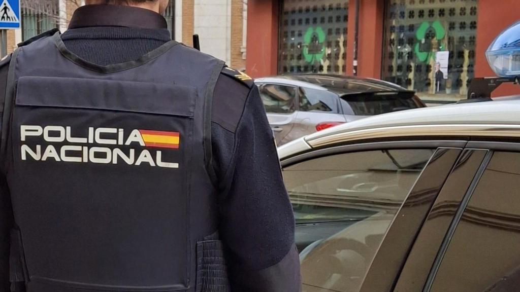 Un agente de la Policía Nacional