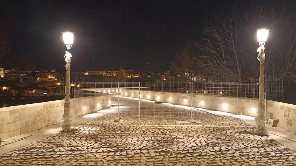 El puente de Piedra aún en obras por la noche
