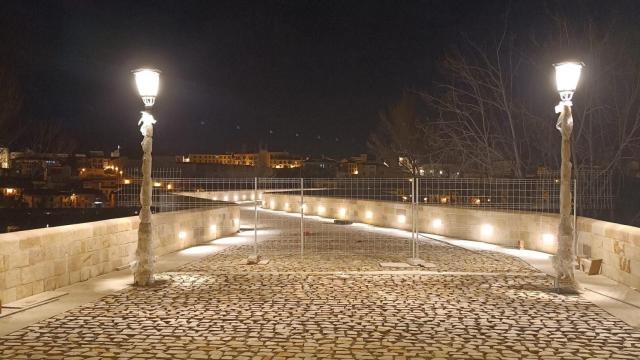 El puente de Piedra aún en obras por la noche