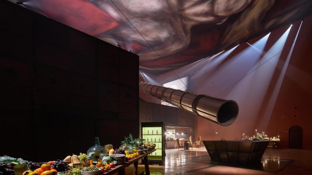 El interior de la almazara también se rinde al arte y la gastronomía.