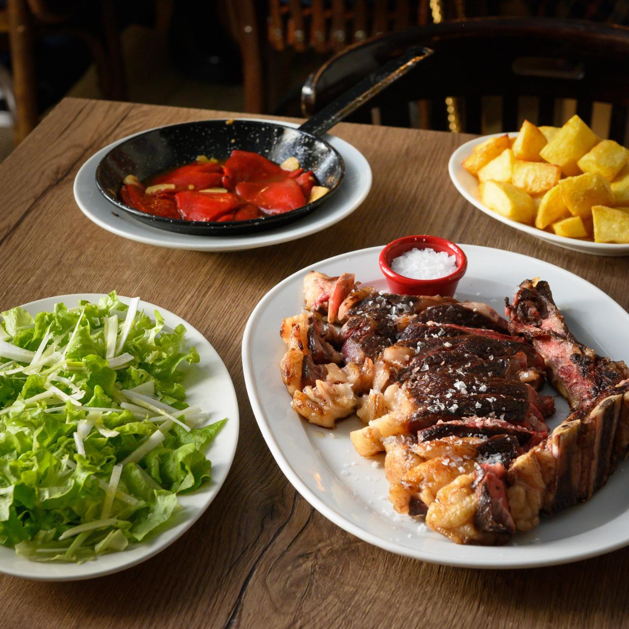 La txuleta con sus guarniciones no falta Aguirre.