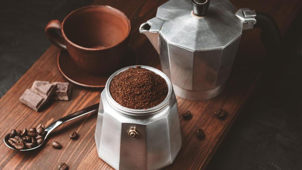 El truco que aprendí de un barista para evitar el café con 'sabor a quemado' en la cafetera italiana