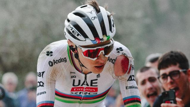 Tadej Pogacar, ensangrentado mientras corre la Strade Bianche.