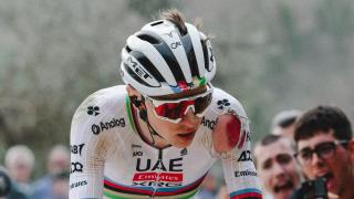 Tadej Pogacar, ensangrentado mientras corre la Strade Bianche.