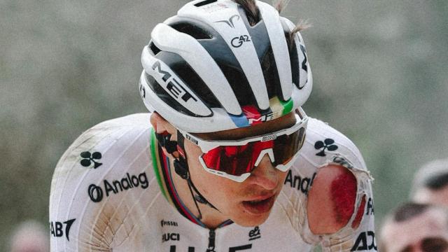 Tadej Pogacar, ensangrentado mientras corre la Strade Bianche.