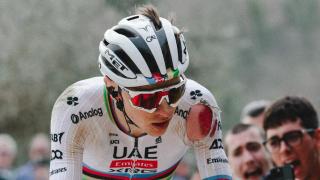 Tadej Pogacar, ensangrentado mientras corre la Strade Bianche.