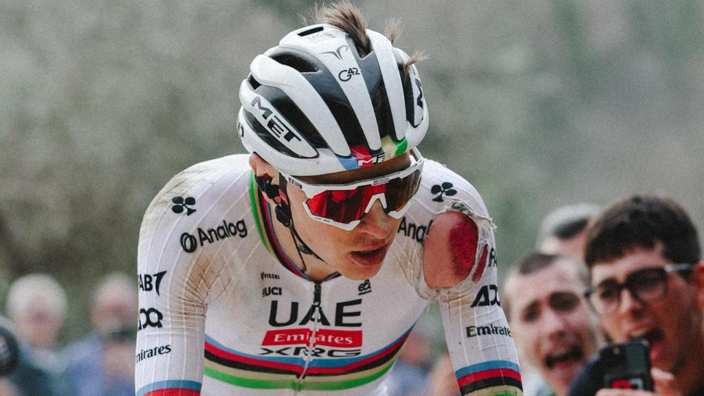 Tadej Pogacar, ensangrentado mientras corre la Strade Bianche.