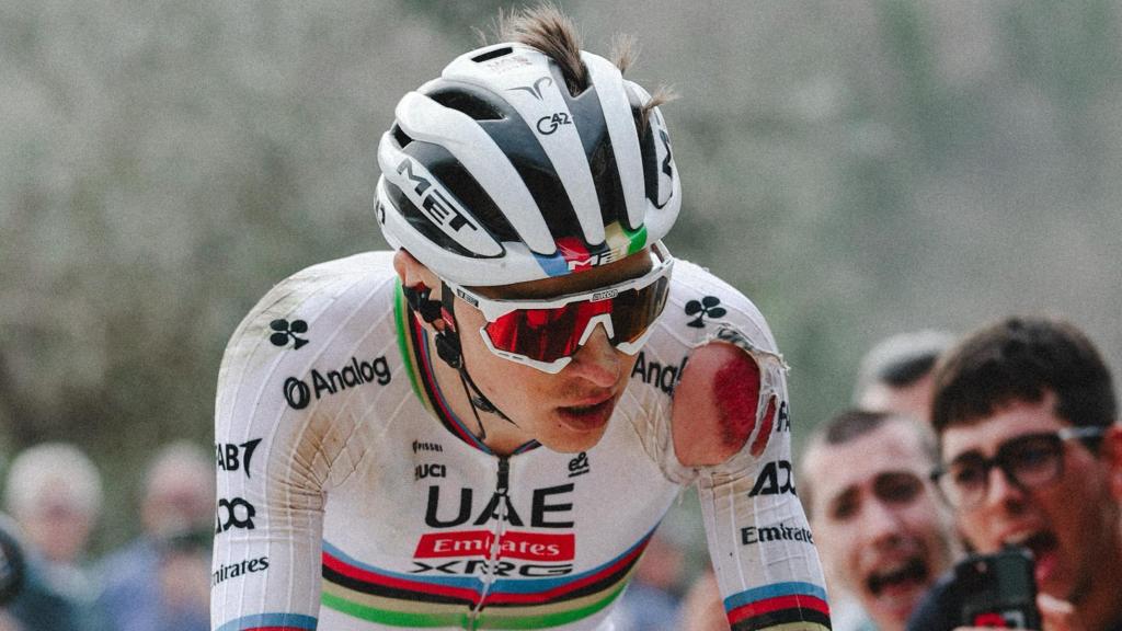 Tadej Pogacar, ensangrentado mientras corre la Strade Bianche.