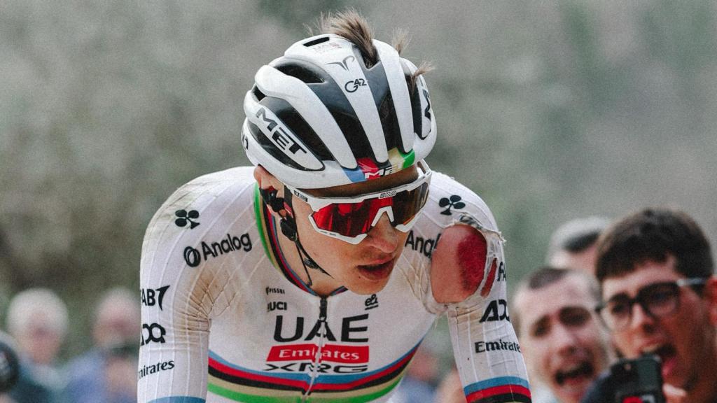 Tadej Pogacar, ensangrentado mientras corre la Strade Bianche.