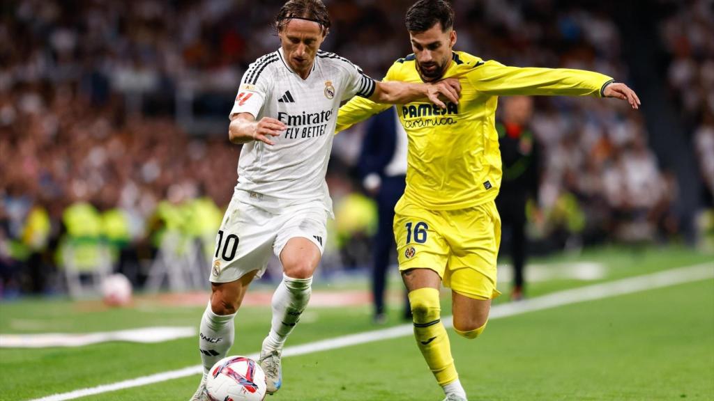 Modric conduce el balón ante la presión de Baena en el partido jugado en el Bernabéu.