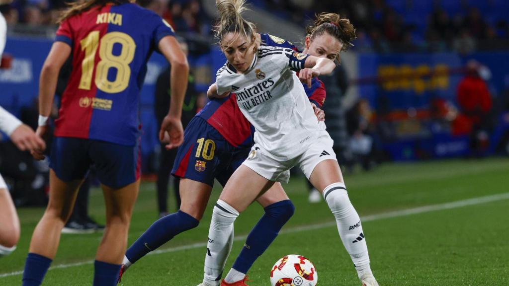 Caroline Graham presiona a Olga Carmona, capitana del Real Madrid.