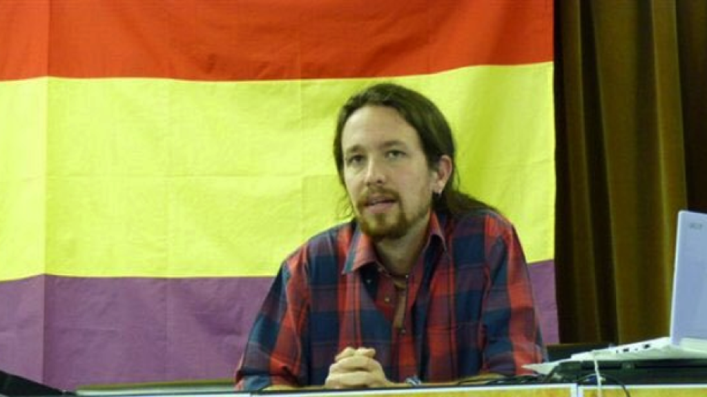 Pablo Iglesias Turrión en una de sus múltiples conferencias académicas, con una bandera republicana de fondo.