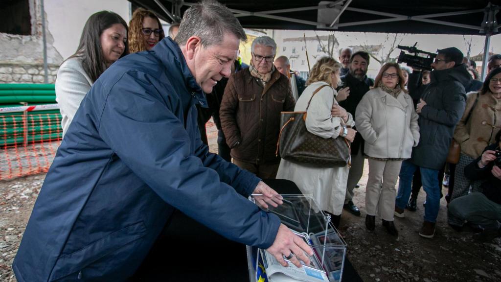 Emiliano García-page coloca la primera piedra de la nueva residencia Los Olmos de Guadalajara.