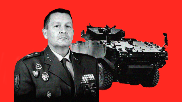 El general de división José Ramón Pérez Pérez y el blindado 8x8 Dragón.