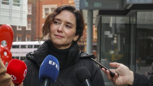 La presidenta de la Comunidad de Madrid, Isabel Díaz Ayuso, atiende a los medios de comunicación durante su visita a Londres.