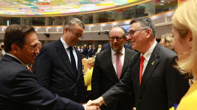 José Manuel Albares saluda al ministro israelí de Exteriores, Gideon Sa'ar, el pasado 25 de febrero en el Consejo de la UE en Bruselas.
