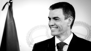 El presidente del Gobierno, Pedro Sánchez, durante una rueda de prensa posterior a las reuniones con los representantes de los grupos parlamentarios, en La Moncloa, a 13 de marzo de 2025, en Madrid (España).