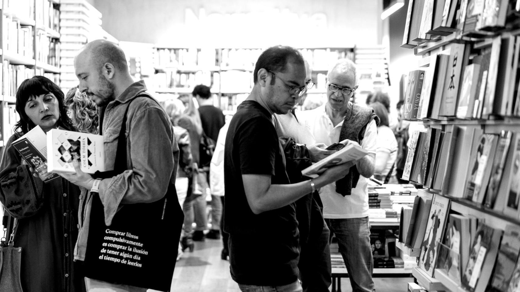 Personas eligiendo un libro