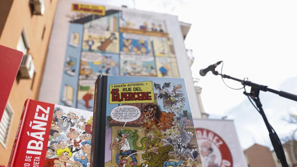 Inauguración del mural de la obra de Francisco Ibáñez este viernes en el barrio de Carabanchel de Madrid.