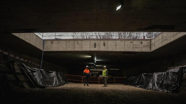 Dos operarios en las obras de la futura estación de Madrid Río, que formará parte de la L-11.