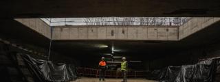 Dos operarios en las obras de la futura estación de Madrid Río, que formará parte de la L-11.