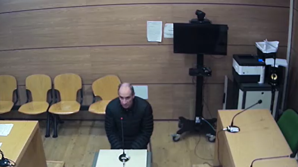 El sacerdote, declarando ante la juez.