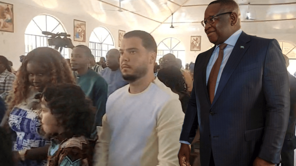 Jos Leijdekkers junto a Agnes Bio, hija del presidente de Sierra Leona, durante una misa en Tihun el pasado 1 de enero.