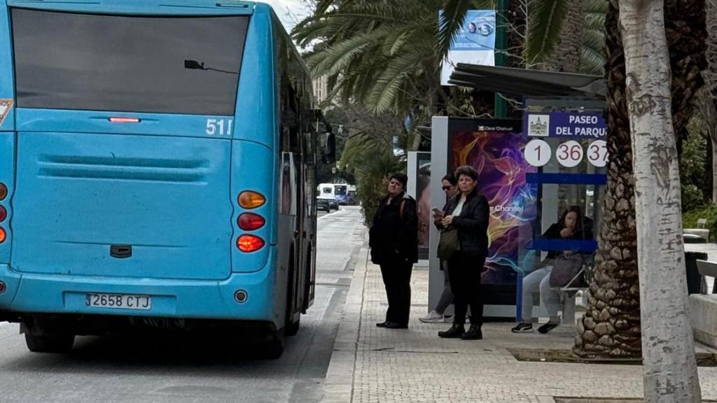 Un grupo de personas espera la llegada de uno de los autobuses de la EMT de Málaga.