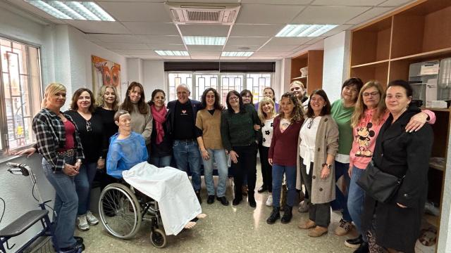 Juan Cruzado, en el centro, con personas formadas para este servicio.