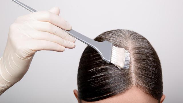 Imagen de archivo de una mujer tiñéndose el pelo.